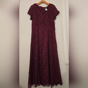 Elegant Burgundy Lace Maxi Dress